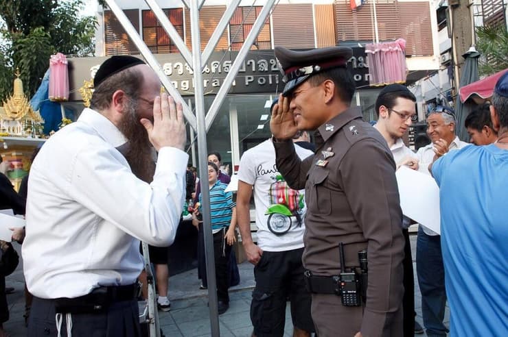 בית חב"ד בבנגקוק. ארכיון (אלבום פרטי) מפקד המשטרה המקומי עם הרב נחמיה וילהלם