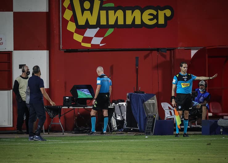 שופט מסתכל ב-VAR