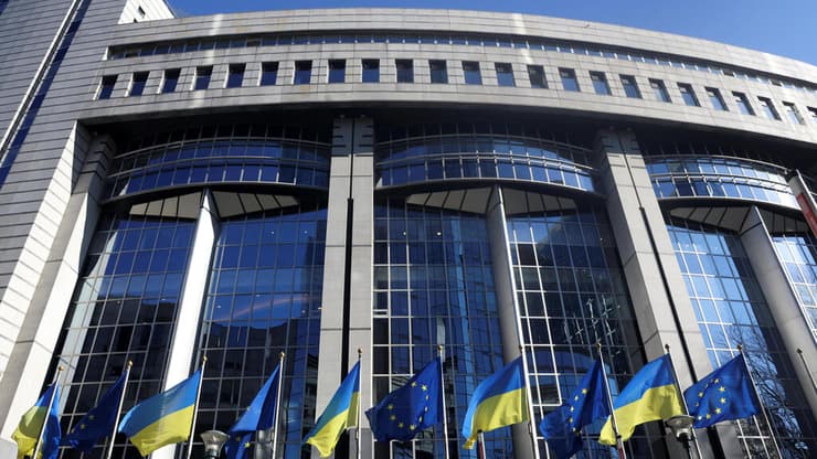 Флаги Украины и Европейского Союза возле здания Европейского парламента в Брюсселе