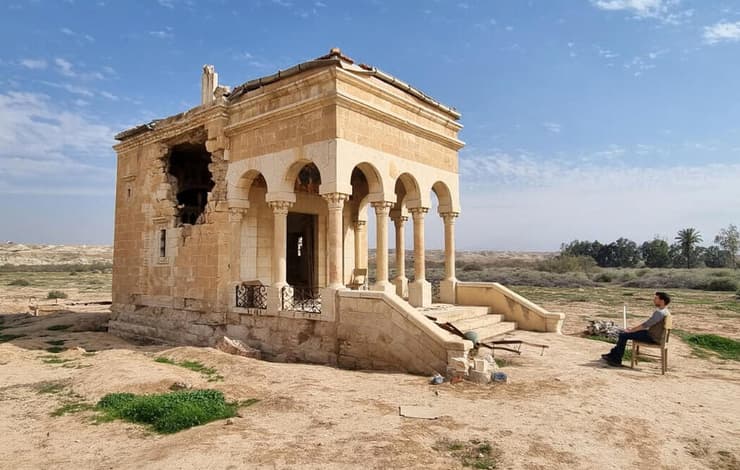 גלעד כרמלי מול המנזר הרומני