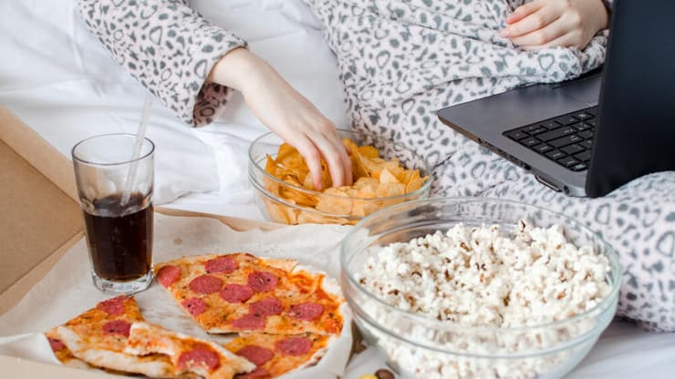 במצבי לחץ אנחנו נוטים לפנות למזונות מנחמים - בעיקר מתוק ופחמימות פשוטות (אילוסטרציה: Shutterstock) אכילה רגשית