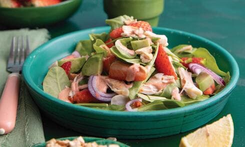 סלט עוף עם תותים ואבוקדו