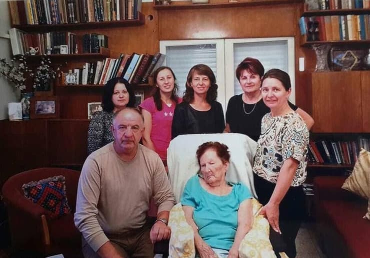 האחיות לוסיה ואלונה, נכדותיה של מריה 