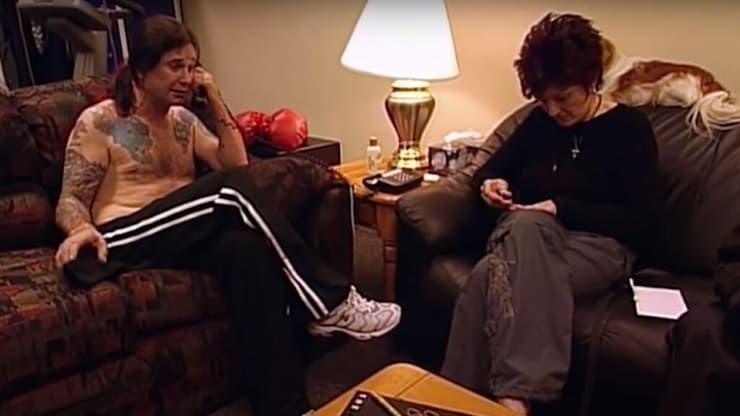 נתנה את המילה האחרונה בעריכת הסדרה. שרון (מימין) ואוזי מתוך "משפחת אוסבורן" (צילום מסך, MTV) שרון ואוזי אוסבורן מתוך "משפחת אוסבורן"