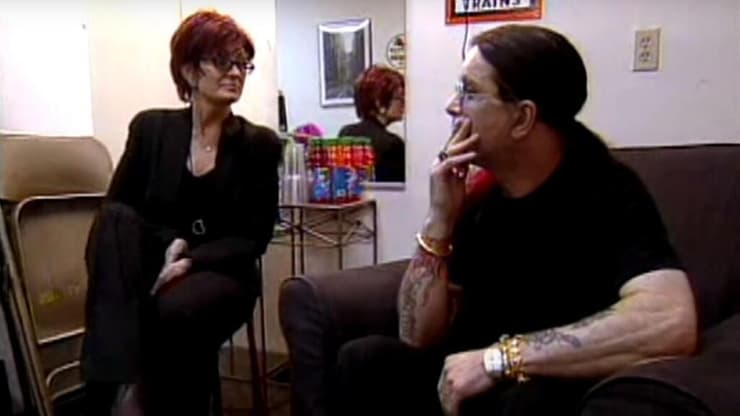 לקחה את הז'אנר אל לב המיינסטרים. שרון ואוזי מתוך "משפחת אוסבורן" (צילום מסך, MTV) שרון ואוזי אוסבורן מתוך "משפחת אוסבורן"