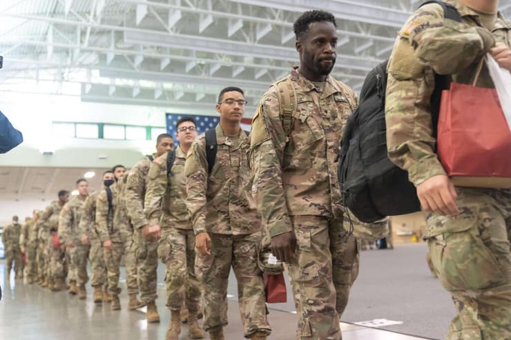 חיילים אמריקנים בלטביה. קצינים בכירים משנים לו"ז כדי להגיע מרחוק (צילום: AFP) התרגיל של נאט"ו באירופה