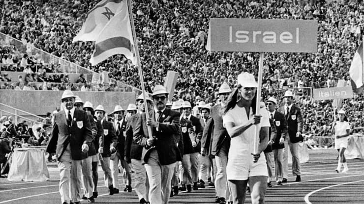 הנרי הרשקוביץ נושא את דגל ישראל בטקס הפתיחה של אולימפיאדת מינכן 1972
