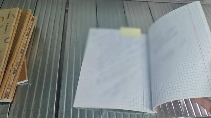 המחברות בהן ההורים תיעדו את מעשיהם