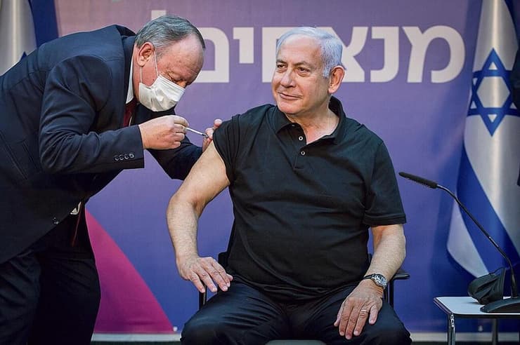 בנימין נתניהו מקבל חיסון, דצמבר 2020 (צילום: מרים אלסטר, פלאש 90) בנימין נתניהו מקבל חיסון של פייזר בדצמבר 2020