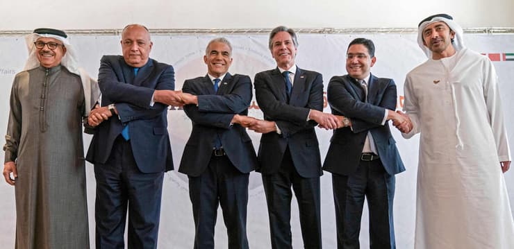 מנהיגי פסגת הנגב משלבים ידיים 