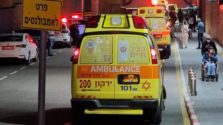אמבולנסים ליד המיון בבית החולים בילינסון. ארכיון (צילום: שאול גולן) בית החולים בילינסון