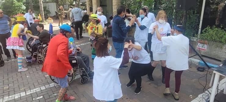 מתנדבים משמחים את דיירי "עמל ומעבר" בסניף טבריה (צילום: באדיבות "עמל ומעבר") מאפרת בעמל טבריה