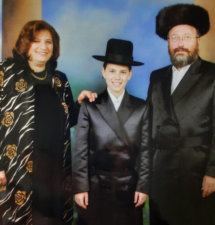 יוסי קלאר עם הוריו בבר המצווה שלו