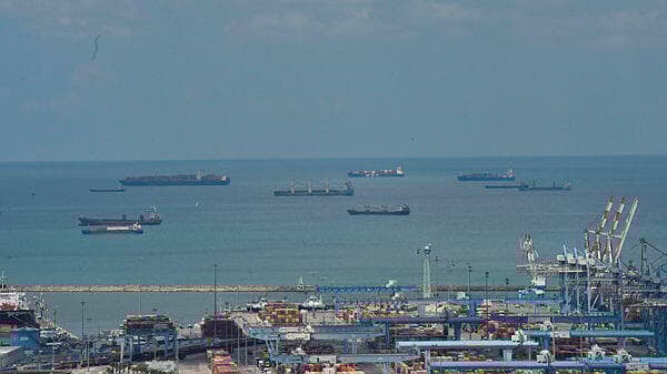 האוניות ממתינות מחוץ לנמלי חיפה