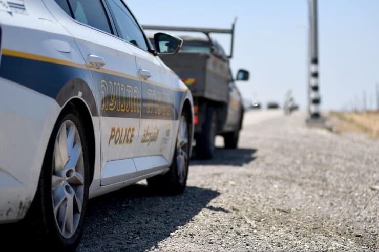 הנוכחות המשטרתית בכבישים תגבר. ניידת של משטרת התנועה, ארכיון (צילום: דוברות המשטרה) בן 35 מרהט נמלט מהמשטרה, ניגח ניידת ונאבק עם שוטר שניסה לעצור אותו