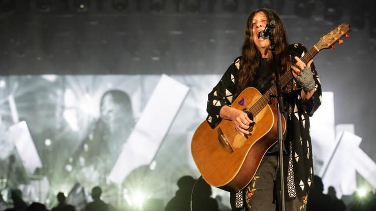 קורין אלאל בהופעה בהאנגר 11