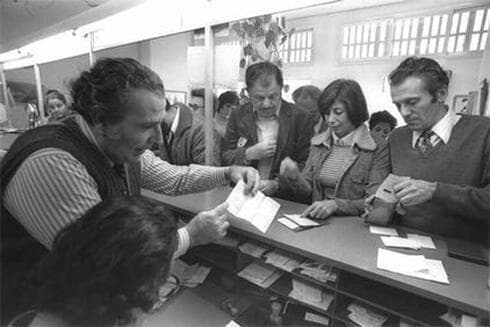 נהגים הגיעו לסניפי הדואר כדי לקבל את התווית ליום השבתון