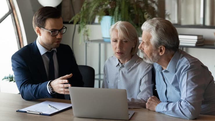 כדאי לפרסם הודעה לנושים (צילום: Shutterstock) שיחה על הסכמי ירושה