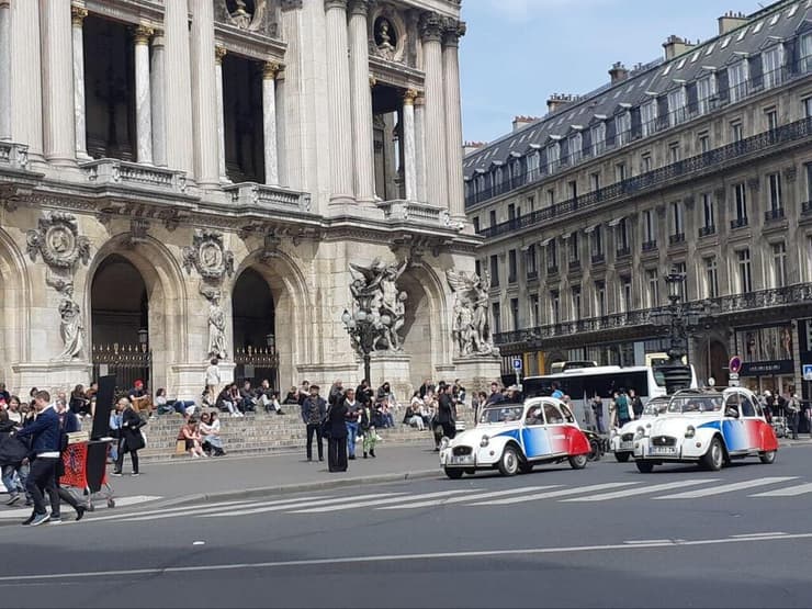 חיילים מפטרלים ברחובות פריז, צרפת