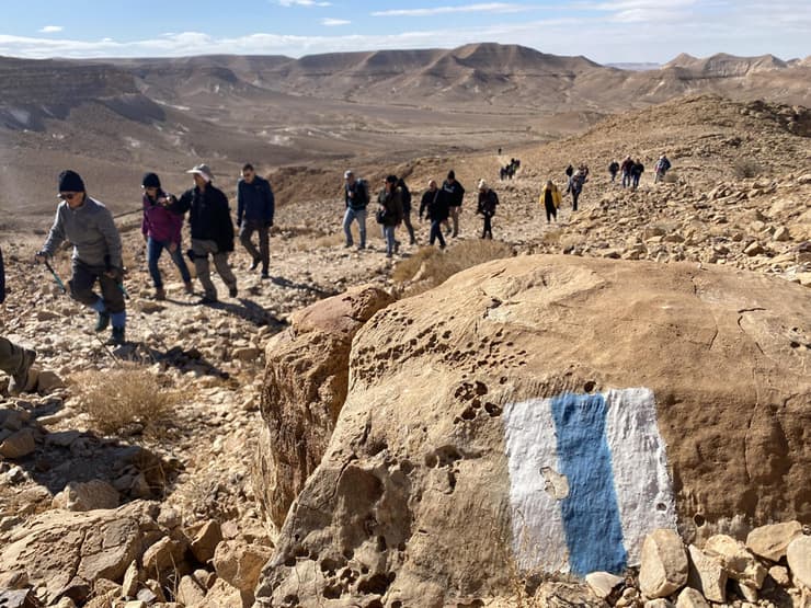 מטיילים בשביל מסומן בכחול בהר כרכום