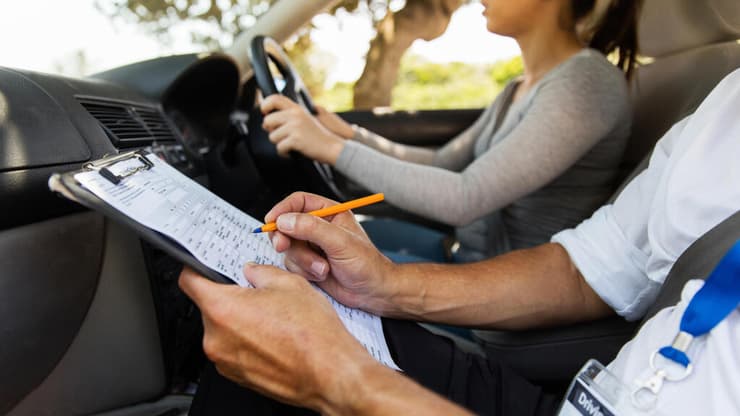 "המטרה היא לאפשר ניהול שוטף של העסק בלי הפתעות" (צילום: שאטרסטוק ) מורה נהיגה