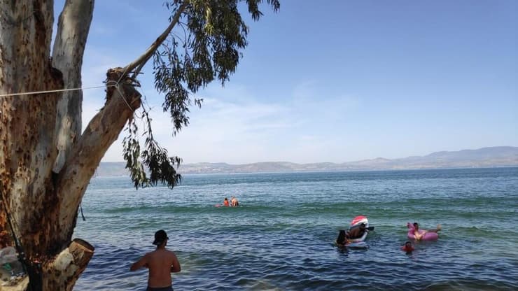 מטיילים בחוף גופרה בכנרת בחול המועד פסח