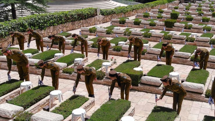 "השנה, יותר מתמיד, גוברת תחושת הרגישות והמתח סביב אופן קיומם של טקסי הזיכרון" (צילום: רויטרס) הר הרצל בירושלים