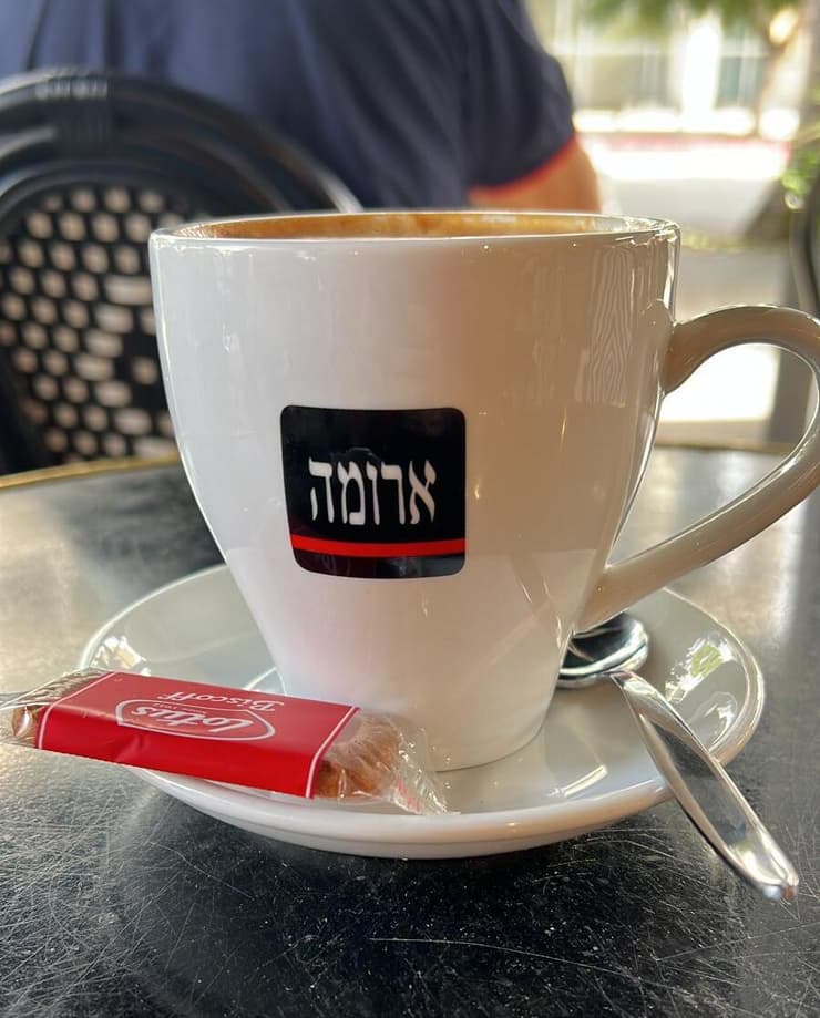 כוס קפה של ארומה. המחיר עדיין נמוך לעומת המתחרים כוס קפה של ארומה עם עוגיית לוטוס במקום שוקולד