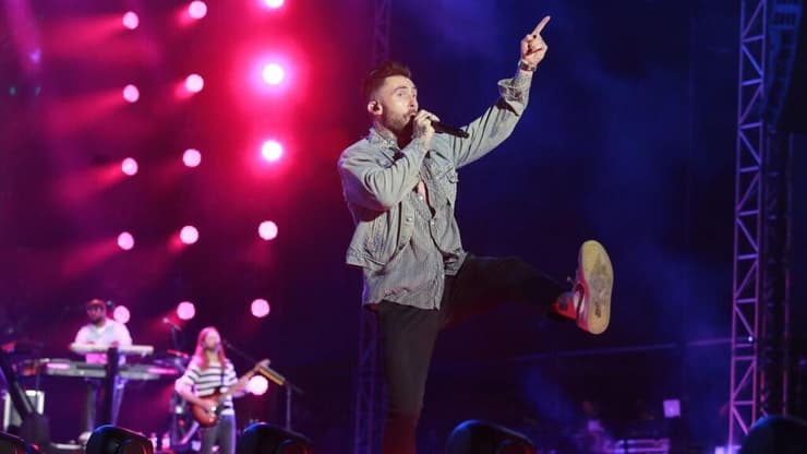 "אנחנו רחוקים מאוד מהימים של לפני המלחמה". בהופעה של מארון 5 בישראל (צילום: דנה קופל) מתוך ההופעה של מארון 5 בישראל