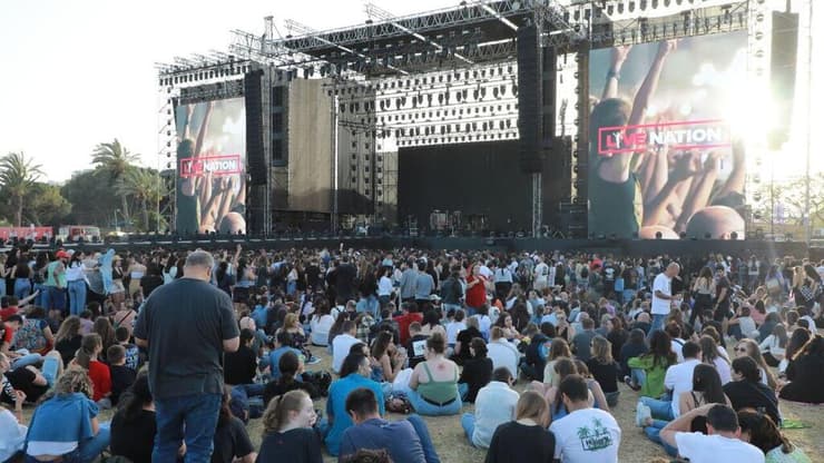 קהל בפארק הירקון בתל אביב (דנה קופל) קהל בהופעה של מארון 5 בישראל