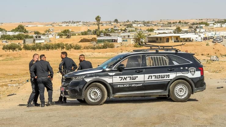 ניידת בנגב. "המשטרה קטנה למשימות שלה" (צילום: חיים הורנשטיין) כוחות משטרה בזירת הקטטה בתל ערד