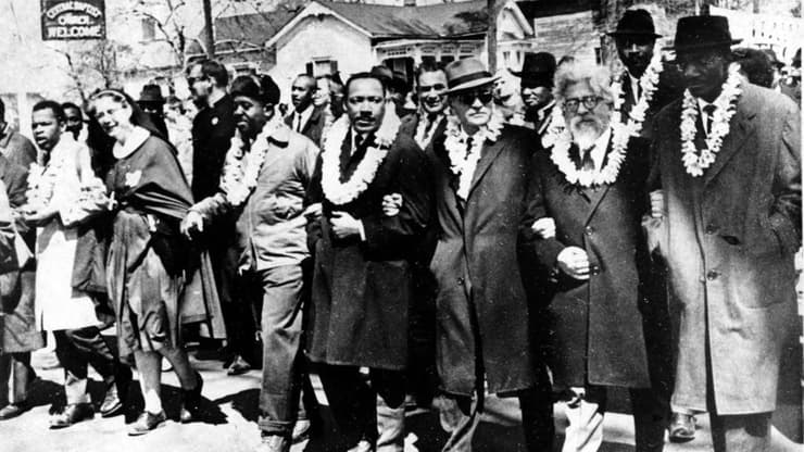 השל (שני מימין בשורה הראשונה) סמוך למרטין לותר קינג (במרכז) בצעדה מסלמה למונטגומרי ב-21 במרץ 1965