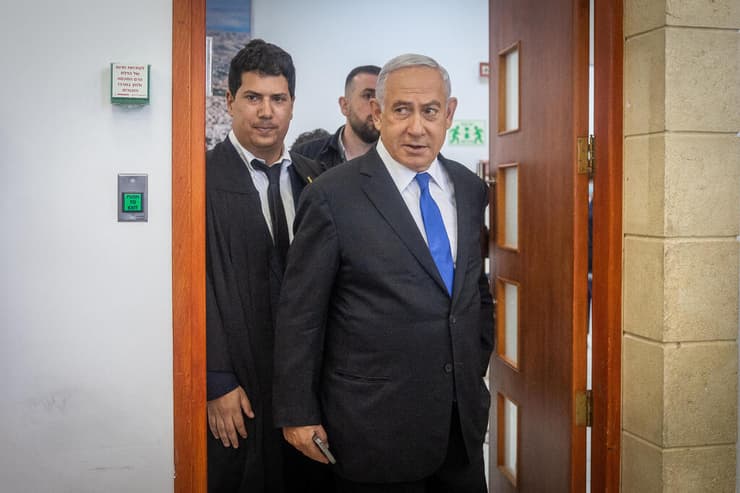 נתניהו בבית המשפט, בדיון האחרון ביום רביעי. הראיות לא הסתדרו עם לוח הזמנים באישום (צילום: יונתן זינדל) שלב ההוכחות במשפט נתניהו - המשך עדות שלמה פילבר