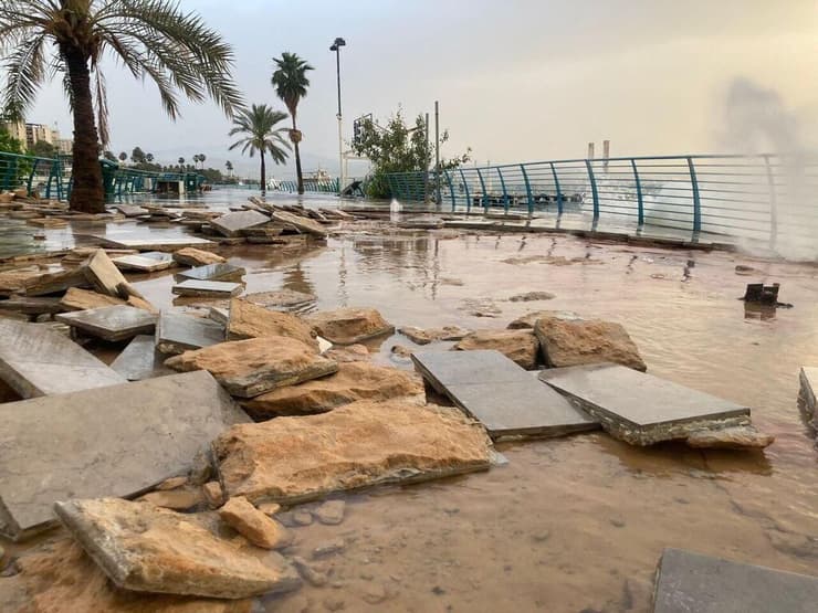 נזק בטיילת בטבריה בעקבות רוחות