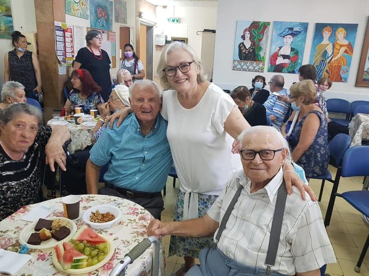 פעילות משותפת של מתנדבים עם שורדי שואה מעמותת "עמך" (צילום: עמותת עמך ) עמך