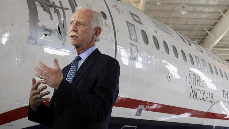 צ'סלי "סאלי" סאלנברגר על רקע מטוס US Airways (צילום: AP) הטייס צ'סלי "סאלי" סאלנברגר