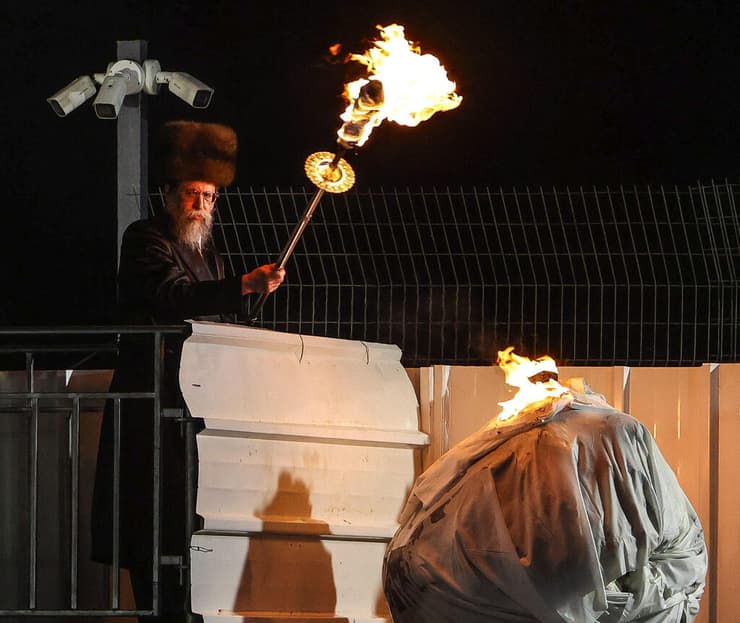 האדמו"ר מבויאן בהדלקה