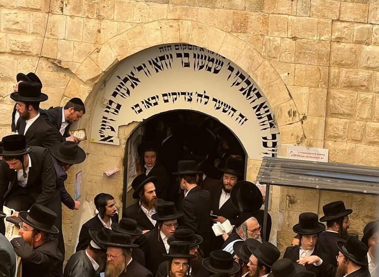 הכניסה לציון קבר רשב"י בהר מירון, ארכיון. בגמרא מסופר איך הסתתר במערה מפני הרומאים (צילום: איתן גליקמן) הכניסה לציון קבר רשב"י