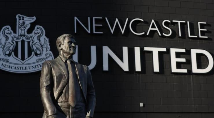 פסל של בובי רובסון מחוץ לאצטדיונה של ניוקאסל