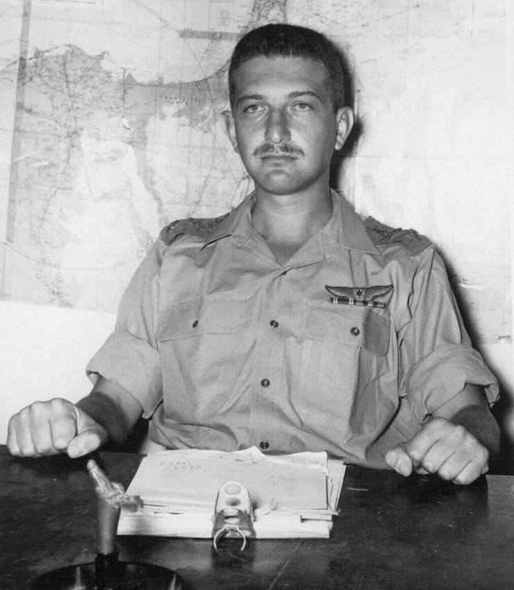 עזר ויצמן בימיו כמפקד חיל האוויר