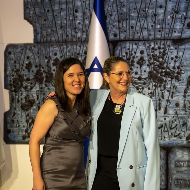 לילי בן עמי ומיכל הרצוג (צילום: גיל רובינשטיין) לילי בן עמי ומיכל הרצוג