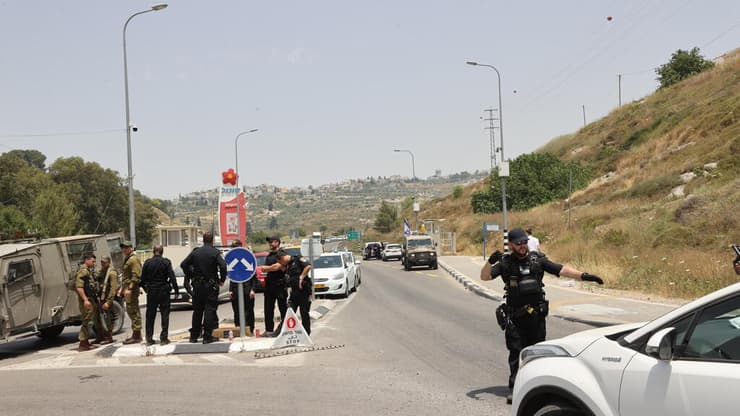 מפגינים וכוחות הביטחון בצומת קדומים