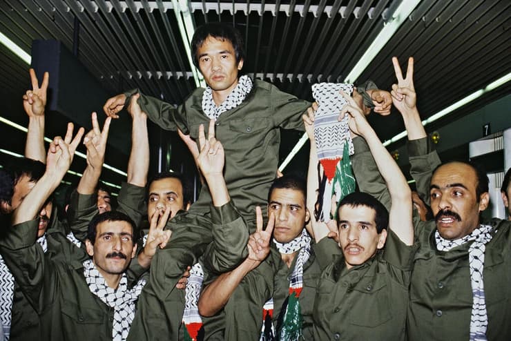 וכך הוא נראה כשהשתחרר בעסקת ג'יבריל (צילום: AFP ) ארכיון קוזו אוקמוטו מתקבל ב תשואות ב טריפולי לבנון 1985 עסקת ג'יבריל