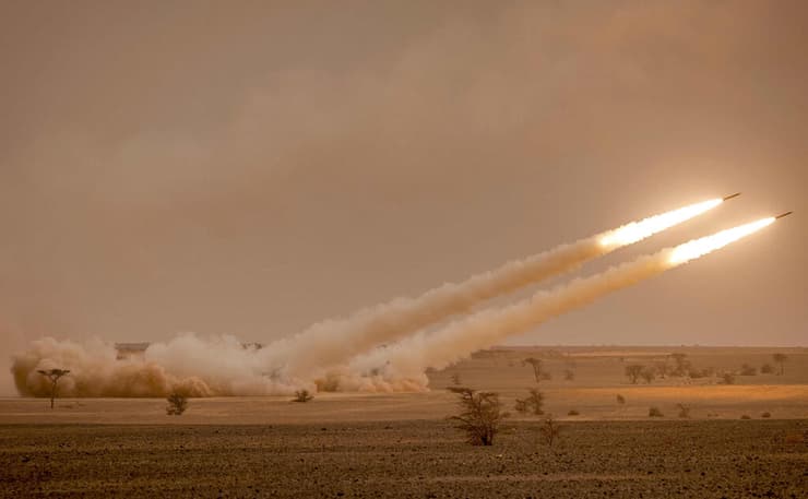 ארה"ב משגר של מערכת הרקטות HIMARS שאותה וושינגטון תספק ל אוקראינה