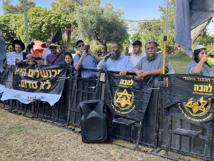 הפגנת ארגון להב"ה נגד מצעד הגאווה. אנשים מסתכלים על להט"בים מבחוץ (צילום: נדב אבס) הפגנות ארגון להב"ה ליד המצעד בירושלים