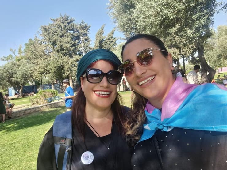 שחר ואמה ליאת במצעד הגאווה בירושלים (באדיבות המצולמות) שחר ואמה ליאת במצעד הגאווה בירושלים