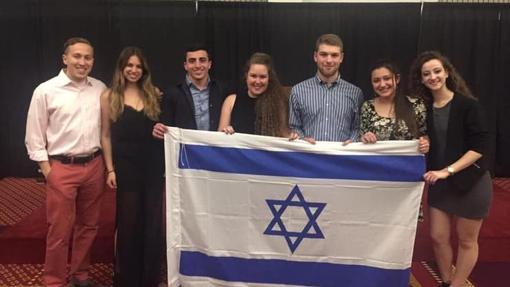 פעילות הסוכנות היהודית לתמיכה בעשייה פרו-ישראלית בתפוצות
(צילום: באדיבות הסוכנות היהודית) לינור שטיין בפעילות פרו ישראלית בקמפוס