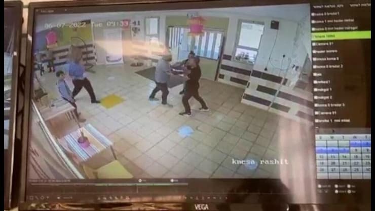 תיעוד: אב נכנס לבית ספר ותקף באלימות מורה תיעוד: אב נכנס לבית הספר בכפר דיר חנא ותקף באלימות מורה