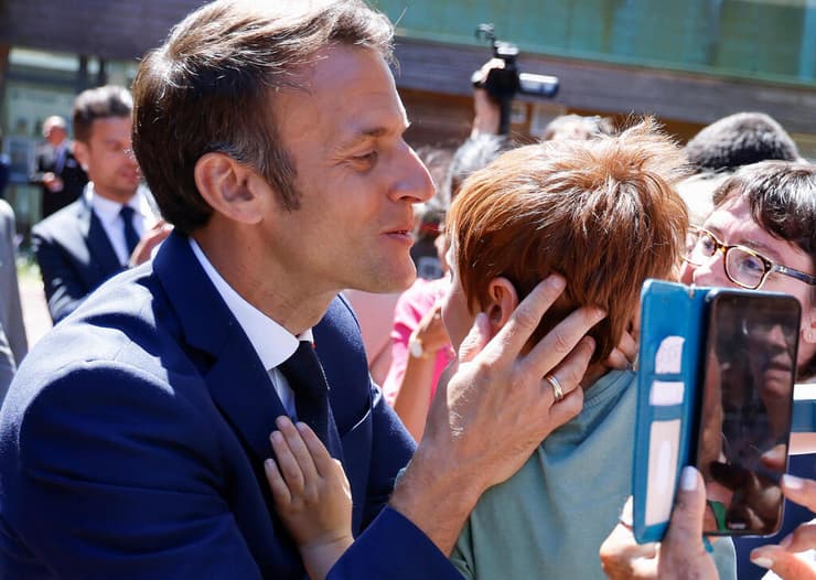 נשיא צרפת עמנואל מקרון עם תומכיו בקלפי טוקה בצפון המדינה סבב ראשון ב בחירות ל פרלמנט