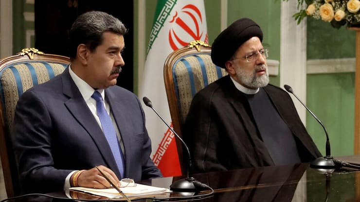 מדורו (משמאל) ונשיא איראן לשעבר ראיסי ב-2022 (צילום: AFP) נשיא איראן איברהים ראיסי נשיא ונצואלה ניקולס מדורו ב טהרן